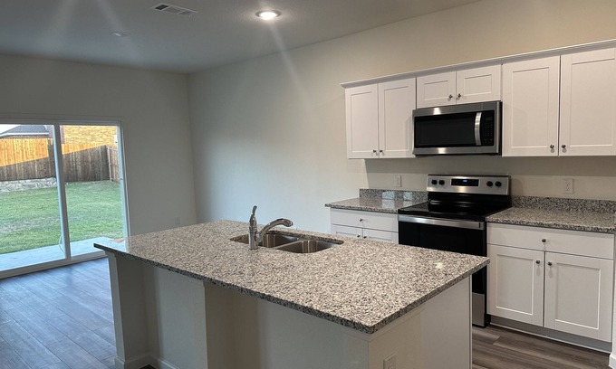 Glenn Heights Casa | Cozy modern retreat. 20 minutes from Downtown Dallas. Spacious, fresh, clean.