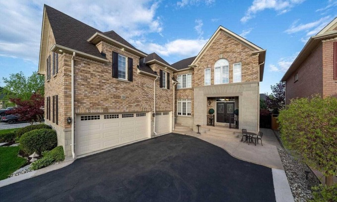 Brampton Casa | Cozy Modern Retreat Minutes from Pearson Airport – Perfect for Travelers!