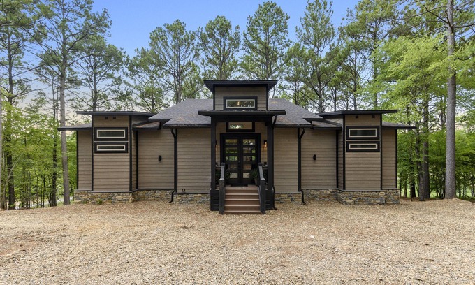 Broken Bow Cabina | Cozy, modern rustic cabin on the water, near all Pine Lake fun & top amenities!