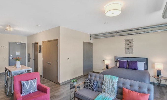 Lawrenceville Apartamento | Cozy + Modern Studio in the Heart of Lawrenceville