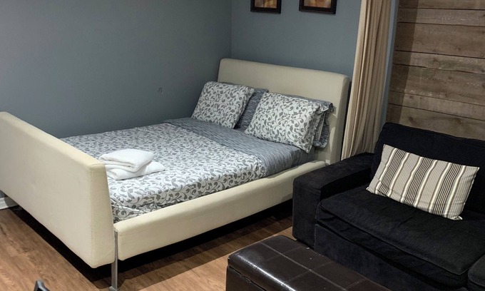 Upper Beaches Apartamento | "Cozy & Modern Studio Retreat – Your Perfect Home Away from Home!"