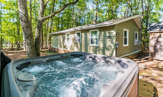 Berkeley Springs Cabina | Cozy & Modern w/Hot Tub, Fire Pit, Grill & Pond