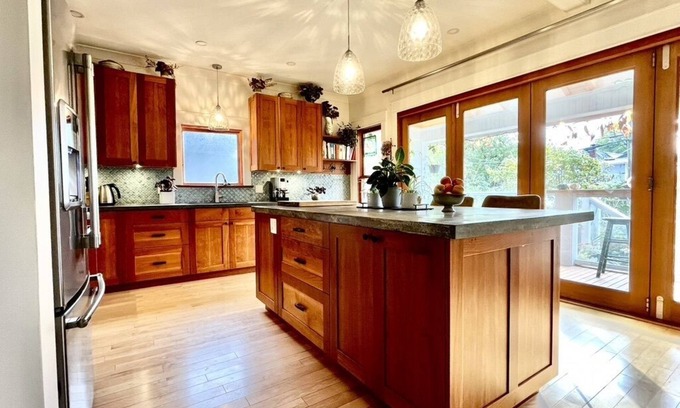 Grandview-Woodland Casa | Cozy modernized heritage house in one of Vancouver's best neighbourhoods.