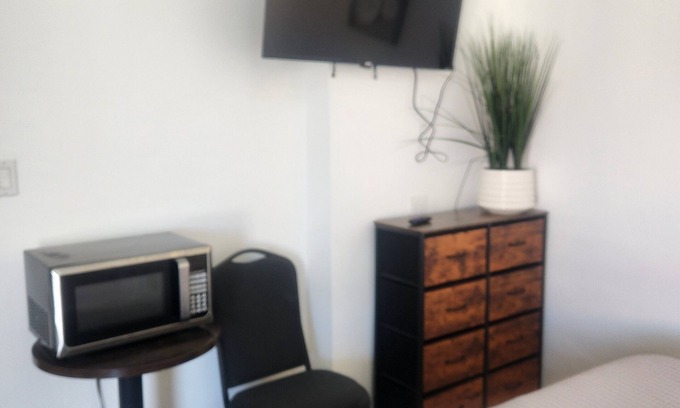 Inyokern Hotel | Cozy Motel in welcoming Inyokern with WiFi, AC,near 2 hwys perfect to stop& rest