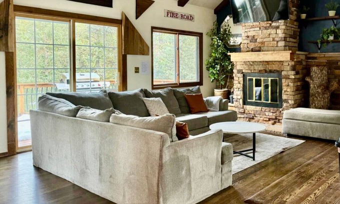 Cascade-Chipita Park Cabina | Cozy Mountain Cabin in Cascade, CO!