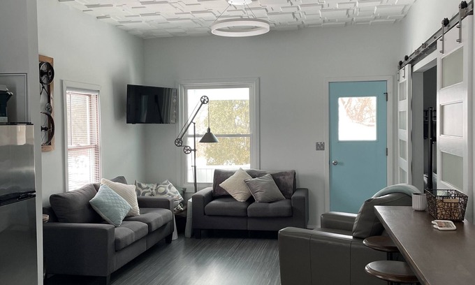 Crosby Cabaña | Cozy Mountain Biking Retreat, Lake View, Walking distance to Town