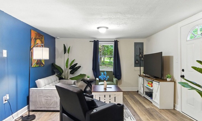 Harpers Ferry Casa | Cozy Mountain Bungalow | 10 Mins to Historic Harpers Ferry and Appalachian Trail | Nature, History & Adventure