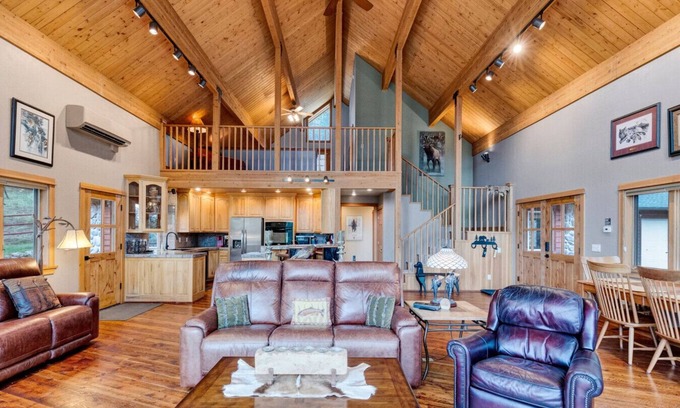 Darby Cabina | Cozy Mountain Cabin Close to Town