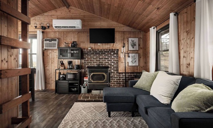 Bentonville Cabina | Cozy Mountain Cabin with Stunning Views, Modern Comforts & Fast WiFi