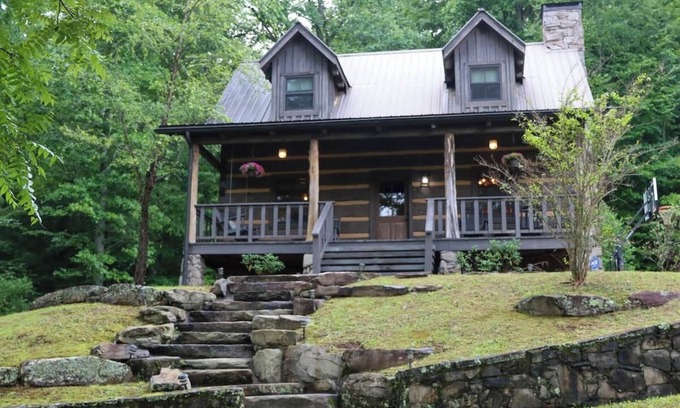 Franklin Cabina | Cozy mountain cabin with hiking trails, tranquil pond and private waterfall!