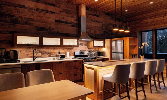 Revelstoke Hotel | Cozy Mountain Getaway with Hot Tub Sleeps Your Whole Group