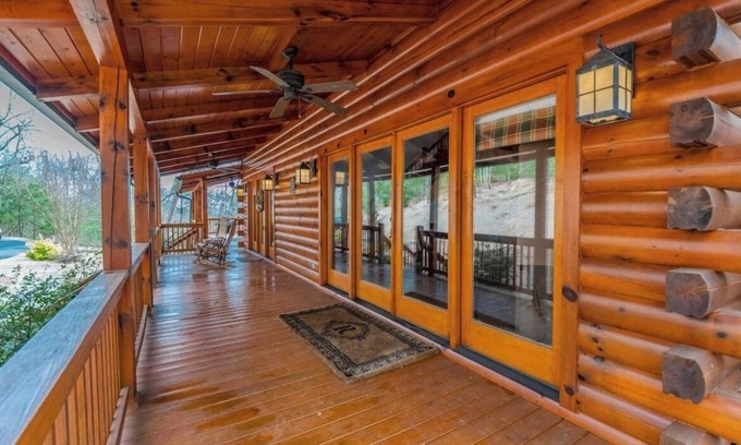 Dahlonega Cabina | Cozy Mountain Hideaway + Hot Tub + Mins to Downtown Dahlonega