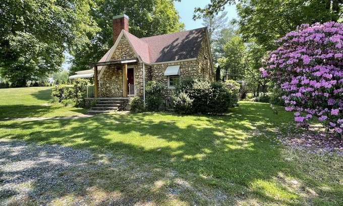 Jefferson Otro | Cozy mountain home close to the New River, Blue Ridge Parkway and ski slopes.