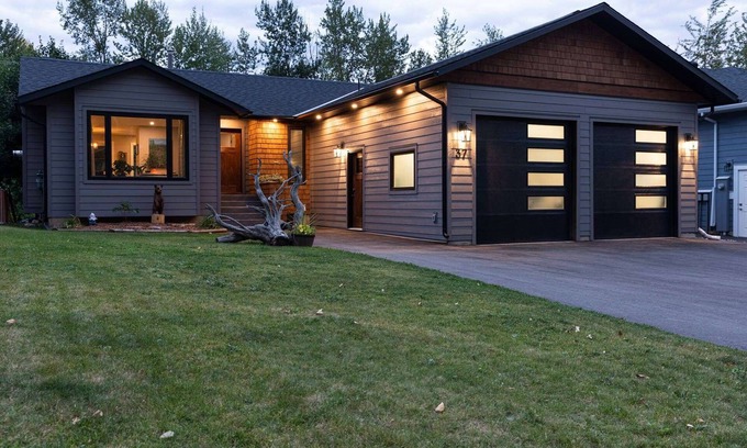 East Kootenay Casa | Cozy mountain home with hot tub, backing onto trails and the river(pet-friendly)