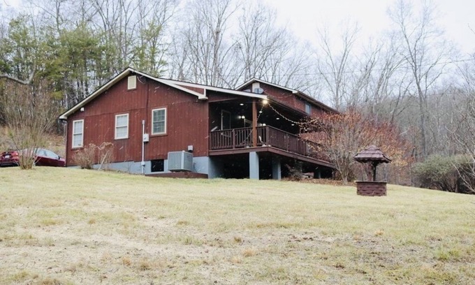Cross Junction Cabina | Cozy Mountain Retreat with Pickle-ball Court. Pet Friendly!