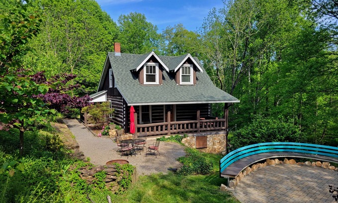 Arden Cabina | Cozy mountain retreat in the woods, close to Asheville activities
