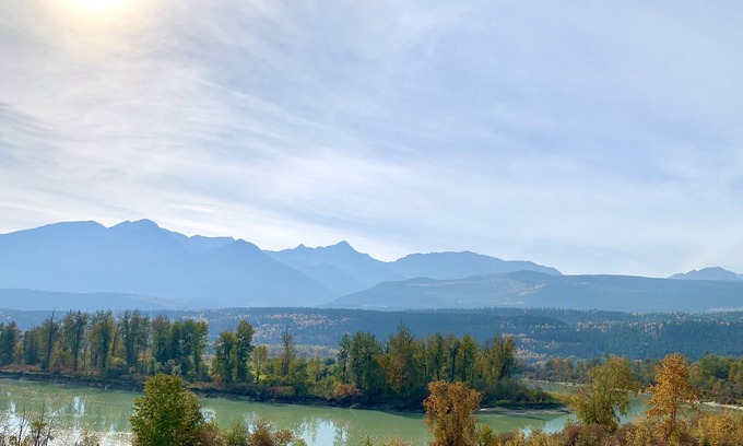 Golden Condominio | Cozy Mountain View Getaway - Surreal Mountain and River View