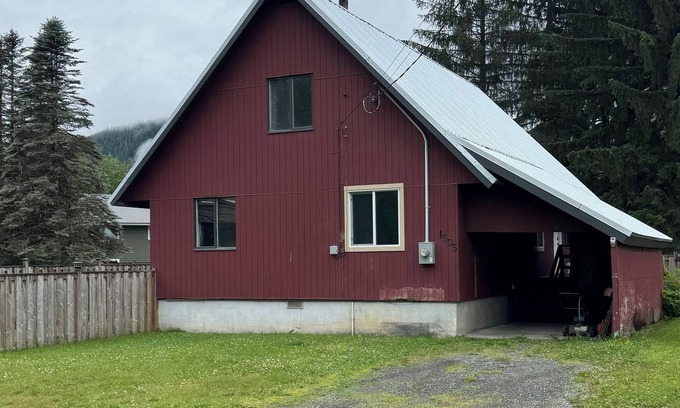 Stewart Casa | Cozy Mountain View Home with Fenced Back yard and Fire Pit.