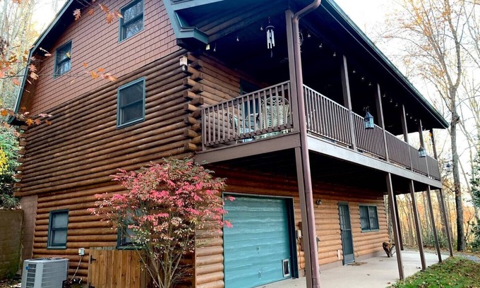 Hayesville Cabaña | Cozy Mtn Log Cabin, wonderful views, 5 mins from Hayesville town sq, sleeps 8.