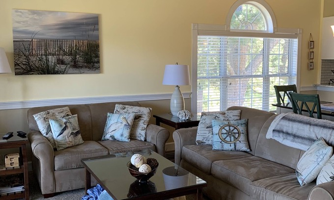 Central Myrtle Beach Condominio | Cozy Myrtle Beach Retreat: 5 Pools access & On-Site Golf! Only 1 mile to Beach!