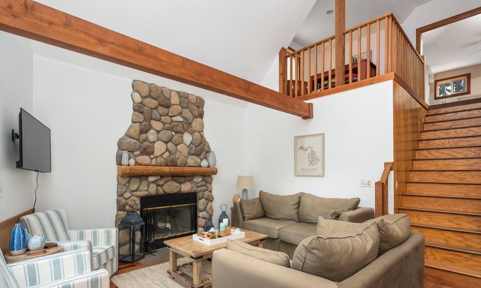 Central Lake Casa | Cozy, Nature perfect retreat, family or group get togethers!