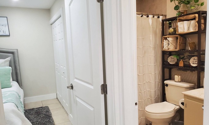 Country Club Casa | Cozy, neat and centrally located 1-bedroom town home