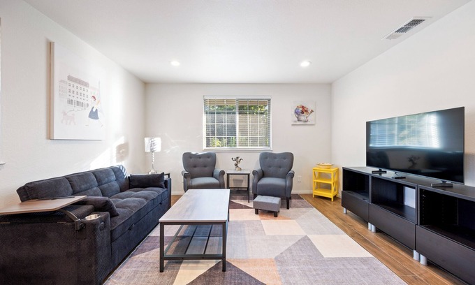 Southeastern Sacramento Casa | Cozy Nest, Across the street. From UC Davis Medical Center, Sacramento CA