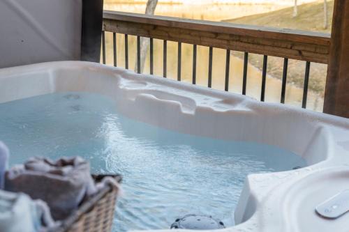 Hollister Casa | Cozy New Cabin w Free Local Attraction Tickets-Private Hot Tub- Community Indoor Pool