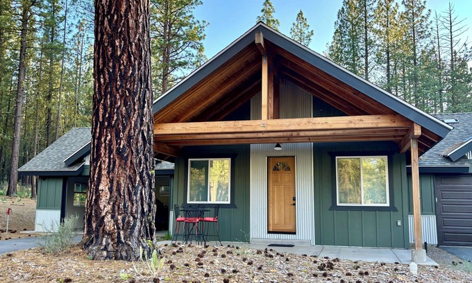 Portola Casa | Cozy New Cabin. Walking distance to wedding venue, Chalet View Lodge!