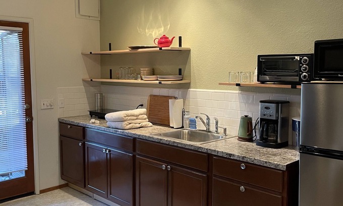North Lakeport Apartamento | Cozy, New, One Bedroom Apt near Hospital