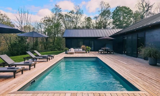 Accord Casa | Acogedor retiro de nueva construcción con piscina y 10 acres en Accord, NY!