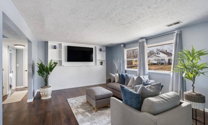 Peoria Apartamento | Cozy Newly Renovated 2BR-1BA/Entire Unit/3 to 6mins from OSF St Francis