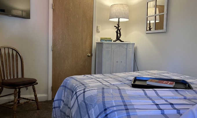 Newmarket Apartamento | Cozy Newmarket Escape! Wine & WiFi! Full Kitchen!