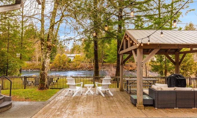 Tanner Casa | Cozy North Bend Riverfront Cabin w/hot tub!