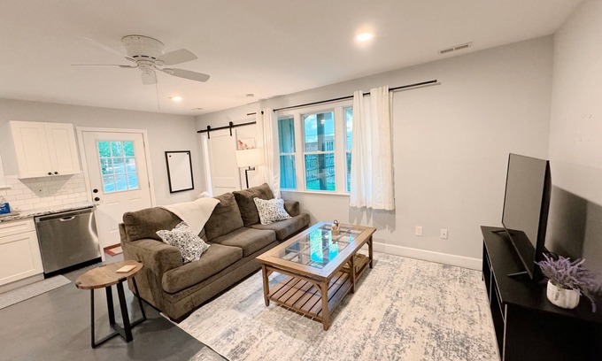Raleigh Casa | Cozy North Raleigh Guest House - near RDU, DTR, + major Hospitals