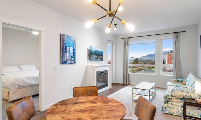 Central Lonsdale Apartamento | Cozy North Van Flat in North Vancouver