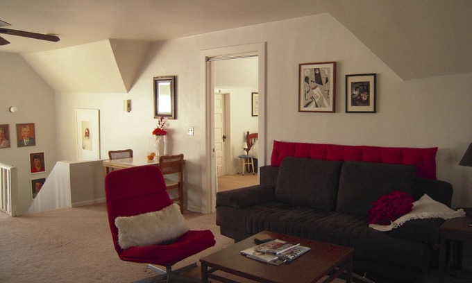Rogers Park Apartamento | ¡Acogedor 1 dormitorio en Northside, 1 cuadra de Chicago para entrenar a la ciudad! Duerme hasta 6.