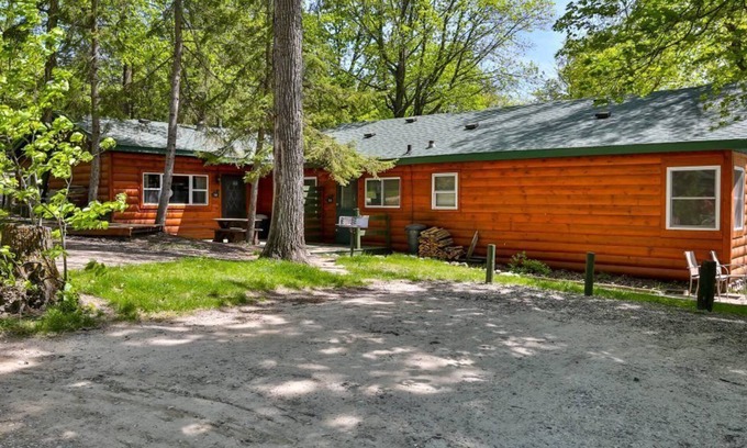 Puposky Cabina | Cozy Northwoods Retreat - Steps from Private Beach