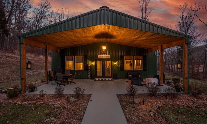 Gnaw Bone Cabina | Cozy Oaks Luxurious Barndominium in the woods, Heated Tile Floors, Hot Tub