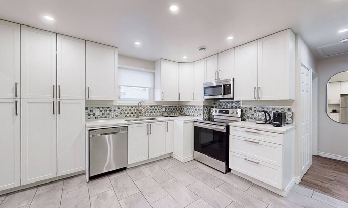 Durham Region Casa | Cozy Oasis in Oshawa! Spacious 3-bedroom, 1-bathroom apartment.