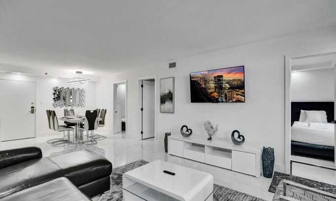 La Gorce Apartamento | Cozy Ocean View Condo / Beach Service & Pool /808