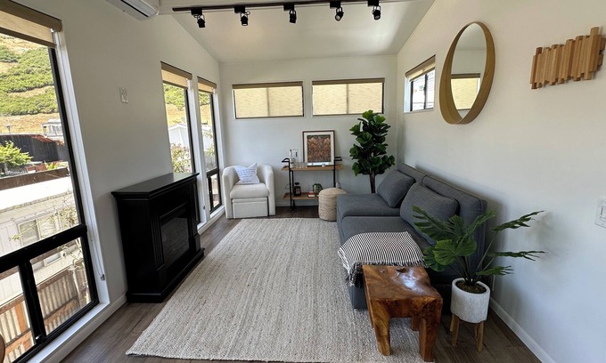 Pacific Palisades Casa | Cozy ocean view mobile home in amazing Pacific Palisades with AC, WiFi & Laundry