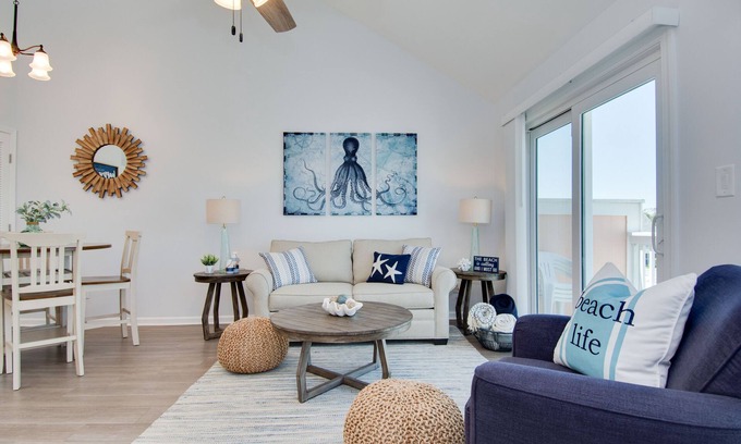 Emerald Isle Condominio | Cozy oceanside studio, mere steps from the beach, and close to shops and dining