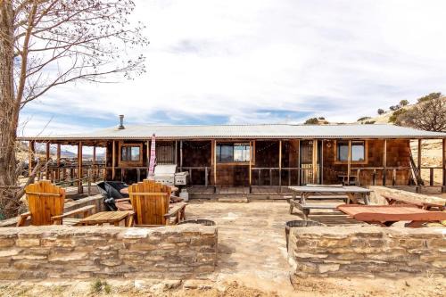 Monticello Casa | Cozy Off-Grid Cabin with Equipped Outdoor Deck and Picnic Space in Utah