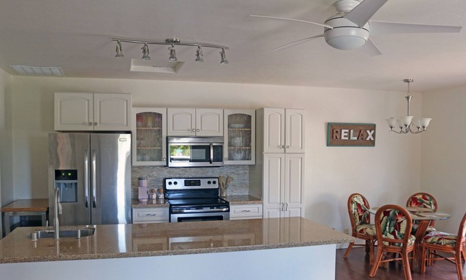 Kona Palisades Casa | Cozy Ohana with Cal King Bed and Full Kitchen
