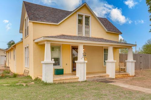 Hydro Casa | Cozy Oklahoma Family Home with Private Yard and Grill