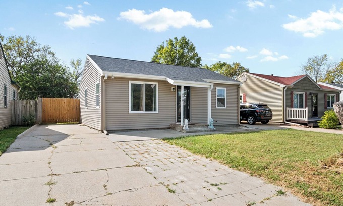 Council Bluffs Casa | Cozy Omaha/CB home near zoo, CWS, & downtown. Pets OK! Perfect getaway.