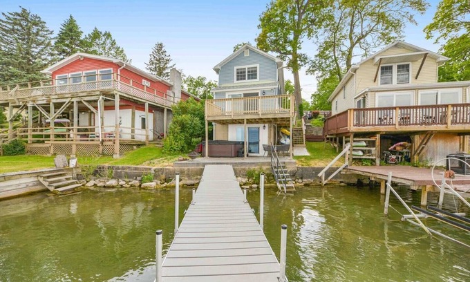 Sennett Casa | Cozy on Cayuga | Lakefront | Hot Tub | Fire Pit