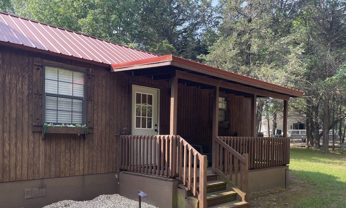 Pottsboro Casa | Cozy one bedroom cabin located near Lake Texoma and Mill Creek Marina Resort