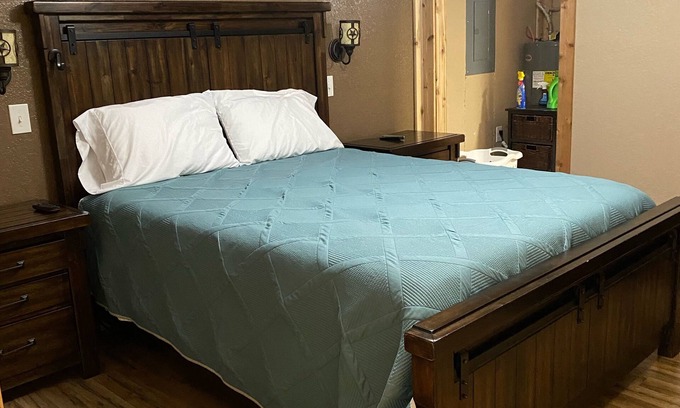 Anacoco Cabina | Cozy one bedroom cabin with lake view
